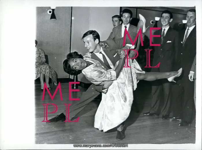 : Eartha Kitt, singer, at Arthur Murray School of Dancing : Eartha Kitt, singer, at Arthur Murray School of Dancing