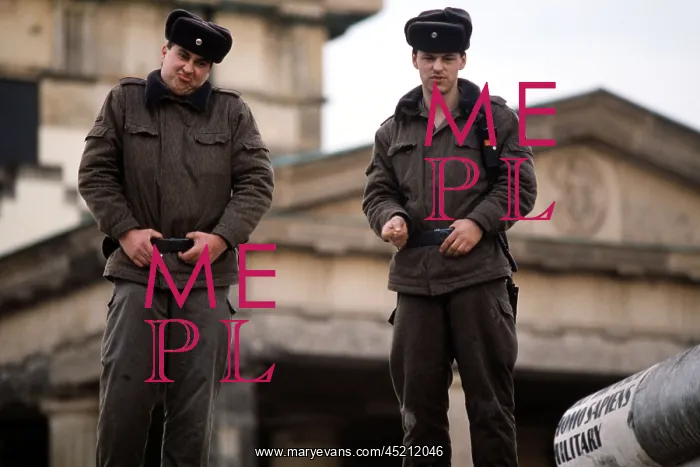 : East German guards at ease atop the Berlin ? : East German guards at ease atop the Berlin ?