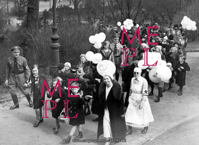 : Easter egg hunt in Kreuzberg in Berlin, 1935 : Easter egg hunt in Kreuzberg in Berlin, 1935