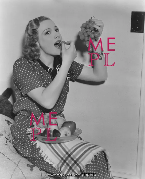 : Eating grapes : Eating grapes