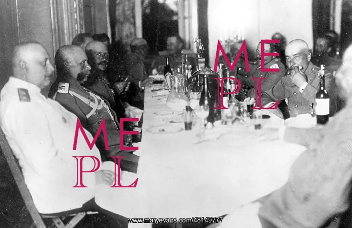 : Eating at the headquarters of General Rennenkampf : Eating at the headquarters of General Rennenkampf