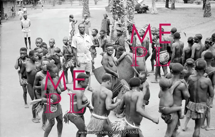 : Ebi dance, Sam Shabalala in centre, Dance, Hugh Tracey : Ebi dance, Sam Shabalala in centre, Dance, Hugh Tracey
