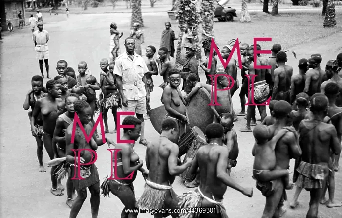 : Ebi dance, Sam Shabalala in centre, Dance, Hugh Tracey : Ebi dance, Sam Shabalala in centre, Dance, Hugh Tracey