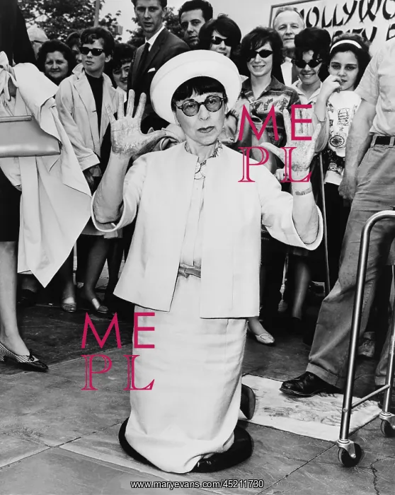 : Edith Head, leaving hand prints in cement ? : Edith Head, leaving hand prints in cement ?