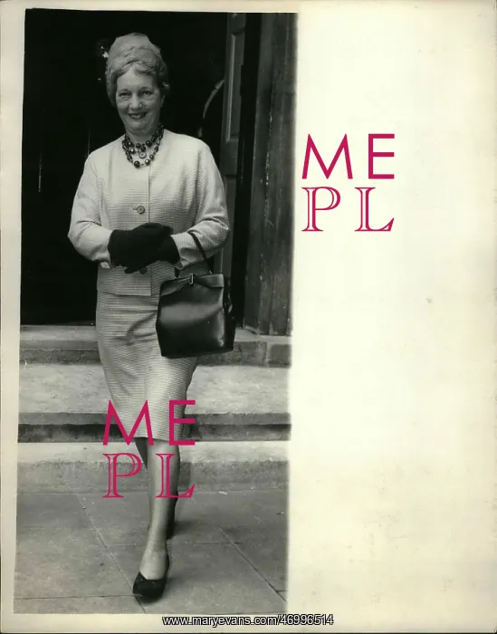 : Edith Pitt, Conservative MP, visiting Admiralty House : Edith Pitt, Conservative MP, visiting Admiralty House