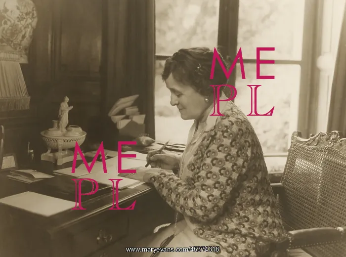 : Edith Wharton, writes at her desk in 1920 : Edith Wharton, writes at her desk in 1920
