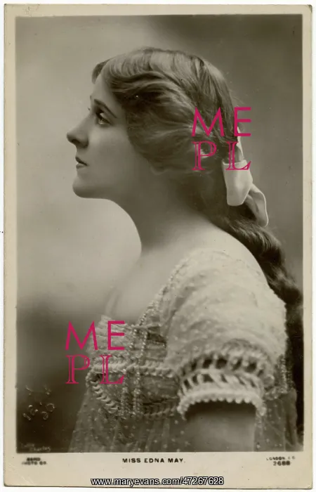  : Edna May (1878 - 1948), American actress and singer. A popular postcard beauty