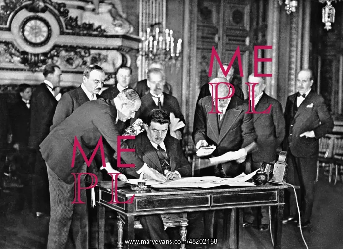 : Edouard Herriot signs the non-aggression pact with the Sovie : Edouard Herriot signs the non-aggression pact with the Sovie