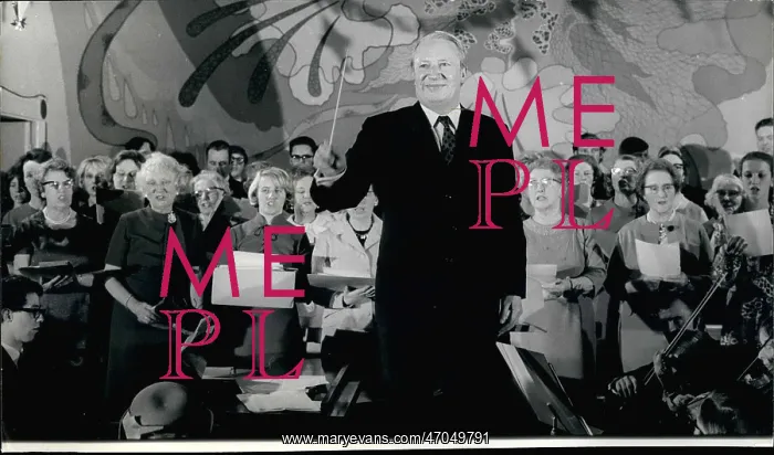 : Edward Heath conducting carol concert, Broadstairs, Kent : Edward Heath conducting carol concert, Broadstairs, Kent