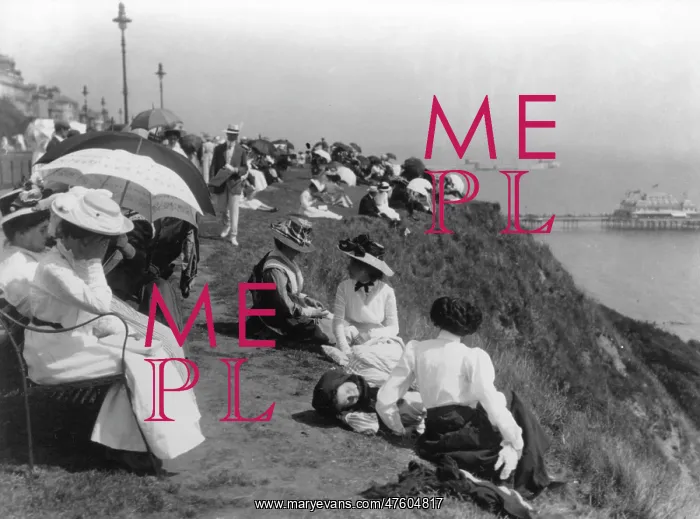 : Edwardian holidaymakers on a cliff : Edwardian holidaymakers on a cliff