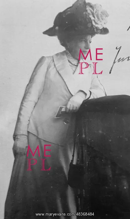  : Edwardian lady leaning