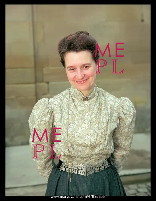 : EDWARDIAN LADY'S MAID : EDWARDIAN LADY'S MAID