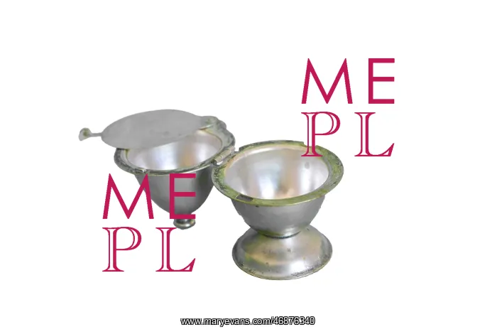 : Egg cup with integrated slicer : Egg cup with integrated slicer