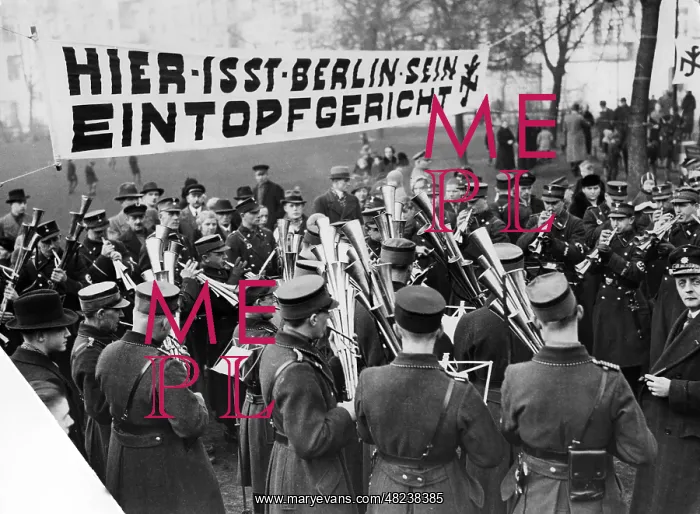 : Eintopfsonntag (Stew Sunday) in Berlin, 1936 : Eintopfsonntag (Stew Sunday) in Berlin, 1936