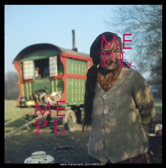 : ELDERLY GYPSY WOMAN : ELDERLY GYPSY WOMAN