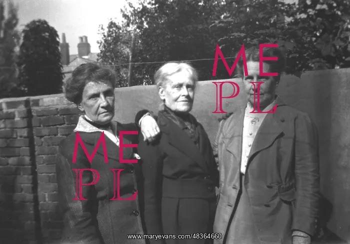  : Three Elderly Sisters