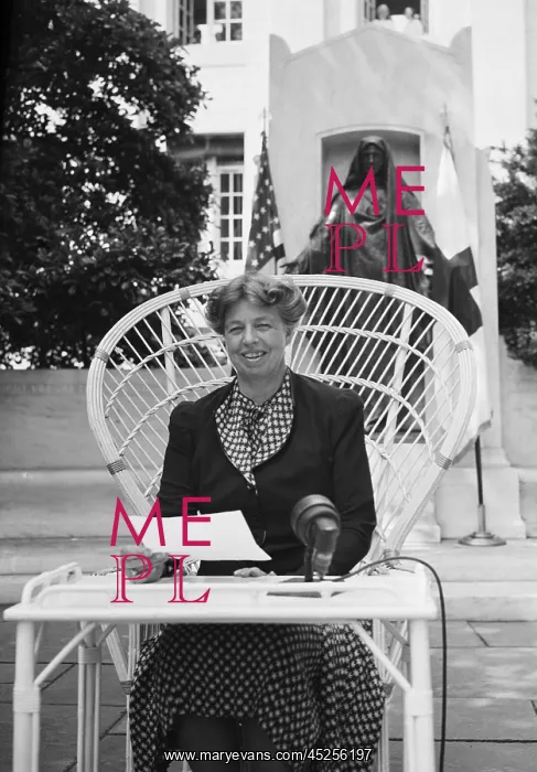 : Eleanor Roosevelt broadcasting from Red Cross : Eleanor Roosevelt broadcasting from Red Cross