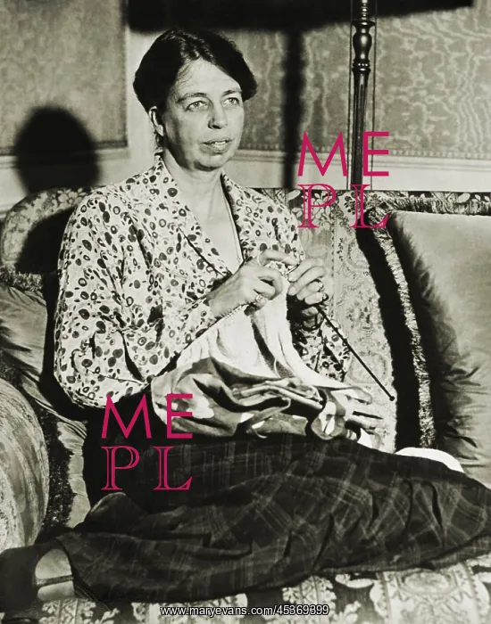 : Eleanor Roosevelt knitting in the Governor's : Eleanor Roosevelt knitting in the Governor's