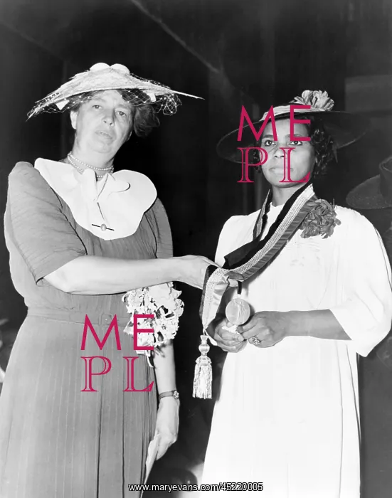 : Eleanor Roosevelt presents the Spingarn ? : Eleanor Roosevelt presents the Spingarn ?