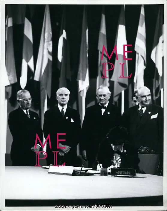 : Eleanor Roosevelt signs UN Charter, San Francisco, USA : Eleanor Roosevelt signs UN Charter, San Francisco, USA