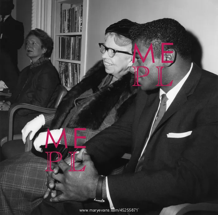 : Eleanor Roosevelt talks with boxer, Floyd Patterson : Eleanor Roosevelt talks with boxer, Floyd Patterson