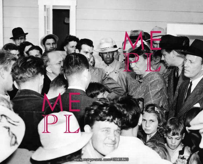 : Eleanor Roosevelt visiting migrant workers ? : Eleanor Roosevelt visiting migrant workers ?