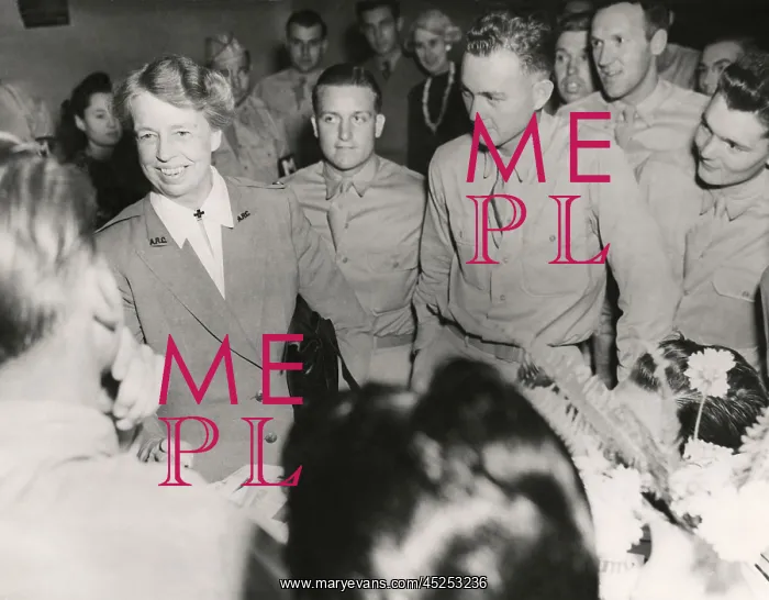 : Eleanor Roosevelt visiting troops during WW2 : Eleanor Roosevelt visiting troops during WW2