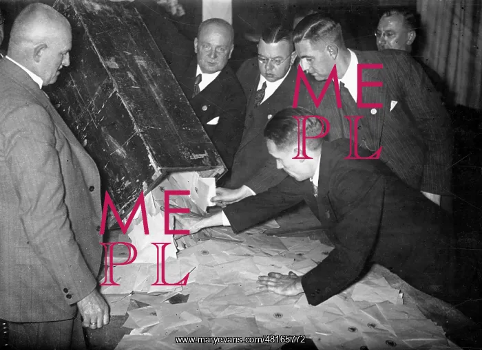 : Election workers during the count of votes, 1933 : Election workers during the count of votes, 1933