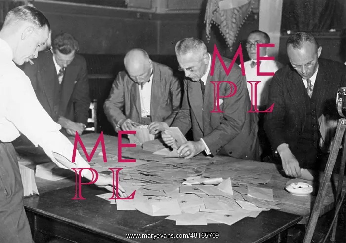 : Election workers during the count of votes after the first R : Election workers during the count of votes after the first R