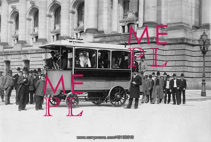 : Electrically operated bus in Berlin, circa 1900 : Electrically operated bus in Berlin, circa 1900