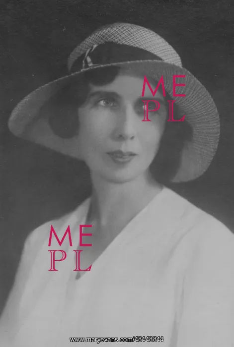  : An elegant woman in a hat