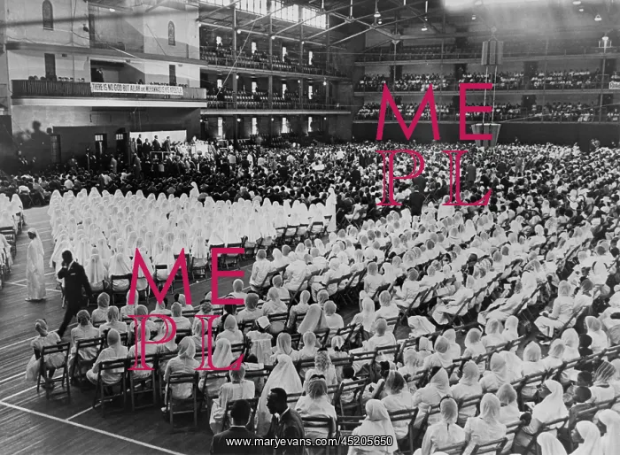 : Elijah Muhammad addressing an assembly of ? : Elijah Muhammad addressing an assembly of ?