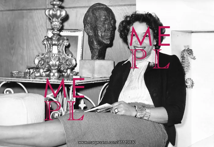 : Elisabeth Welch at home in Cottage Walk, off Sloane Street : Elisabeth Welch at home in Cottage Walk, off Sloane Street