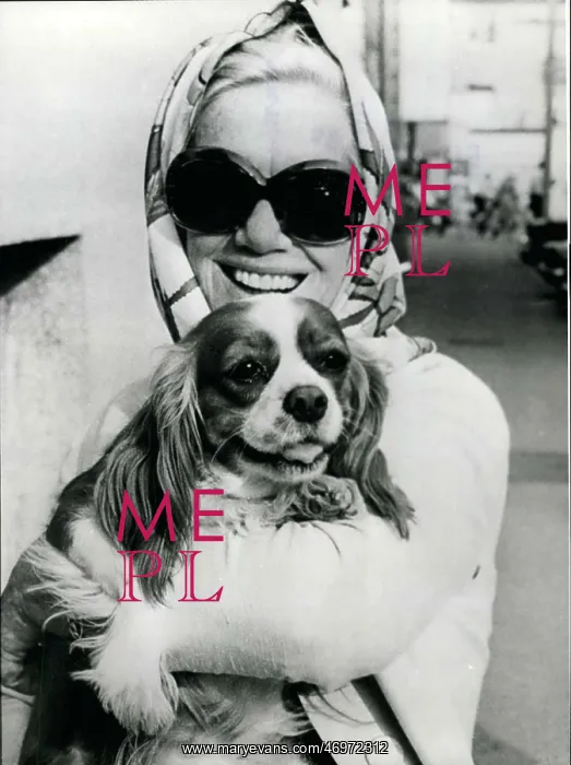 : Elizabeth Flickenschildt, German actress, with dog Belinda : Elizabeth Flickenschildt, German actress, with dog Belinda
