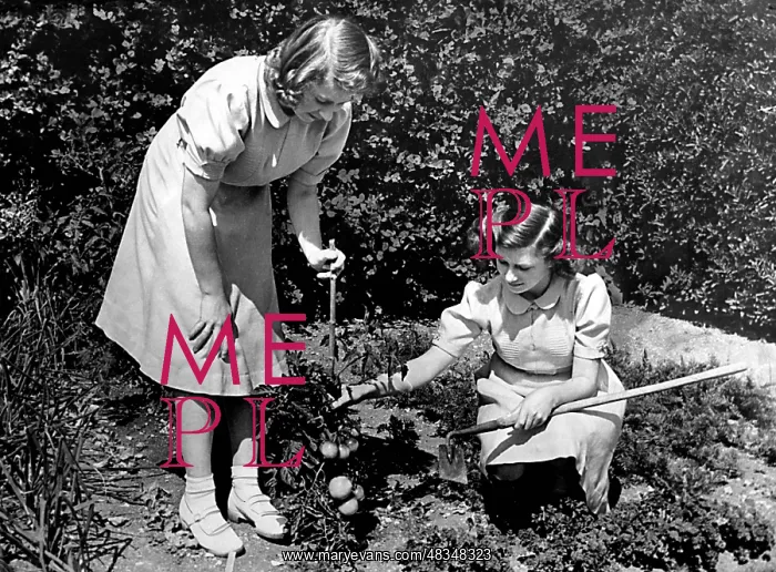 : Elizabeth II gardening, 1940 : Elizabeth II gardening, 1940