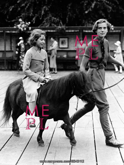: Elizabeth II rides a pony : Elizabeth II rides a pony