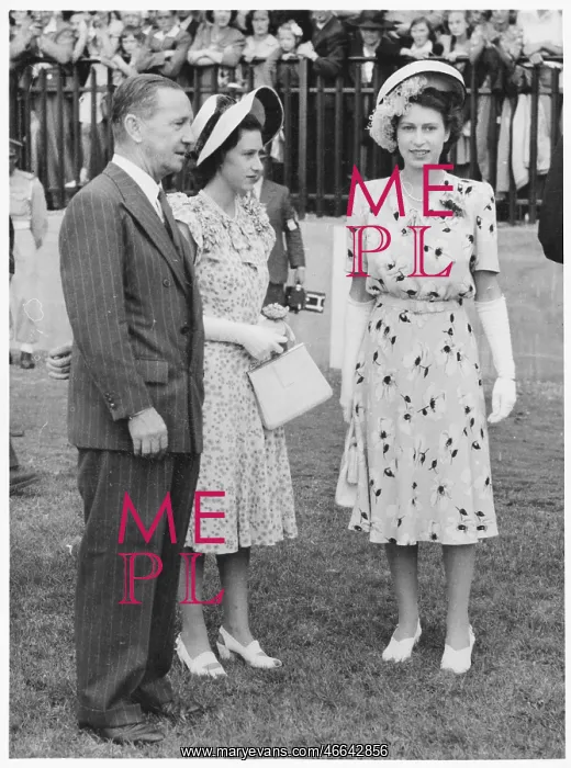 : ELIZABETH & MARGARET : ELIZABETH & MARGARET