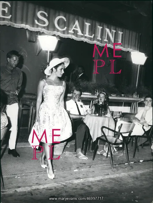 : Elizabeth Taylor leaving restaurant, Piazza Navona, Rome : Elizabeth Taylor leaving restaurant, Piazza Navona, Rome
