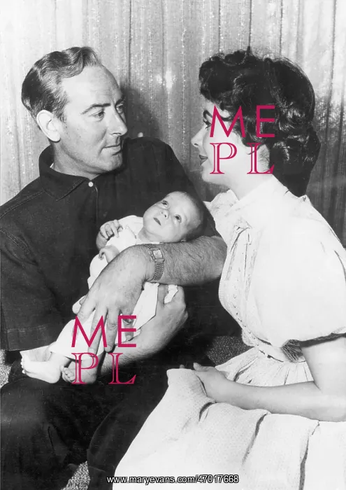 : Elizabeth Taylor, Michael Wilding and baby son Christopher : Elizabeth Taylor, Michael Wilding and baby son Christopher