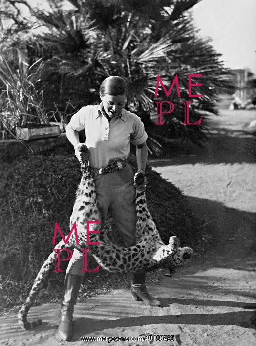 : Elly Beinhorn with a leopard : Elly Beinhorn with a leopard