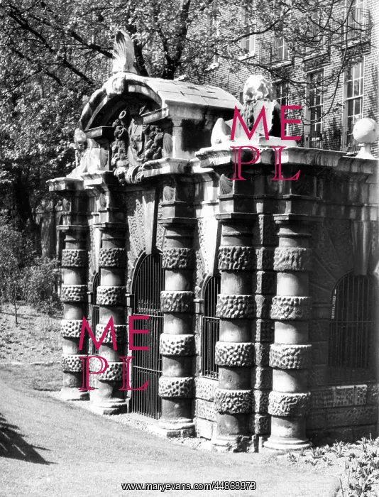 : EMBANKMENT WATER GATE : EMBANKMENT WATER GATE