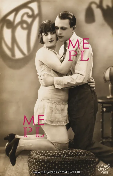 : EMBRACING COUPLE / PHOTO : EMBRACING COUPLE / PHOTO