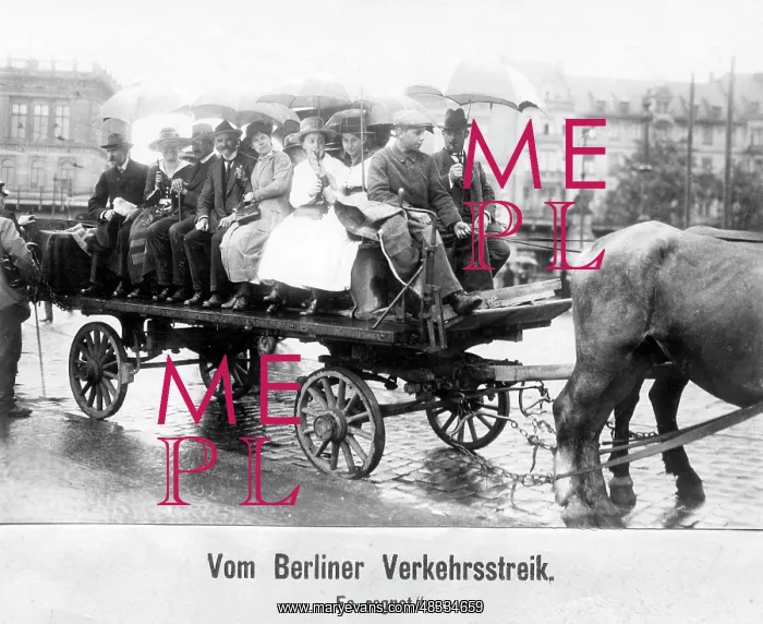 : Emergency service during the traffic strike in Berlin, 1919 : Emergency service during the traffic strike in Berlin, 1919