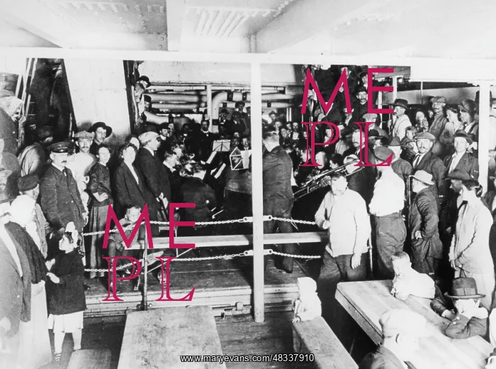 : Emigrants on the tween deck, around 1900 : Emigrants on the tween deck, around 1900