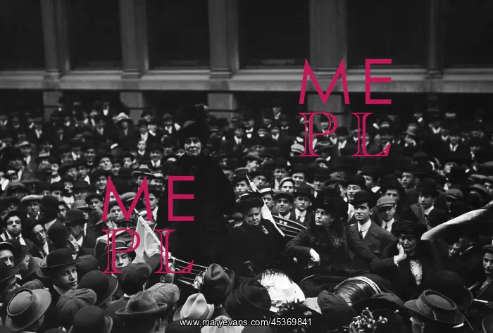 : Emmeline Pankhurst speaking to a crowd of : Emmeline Pankhurst speaking to a crowd of