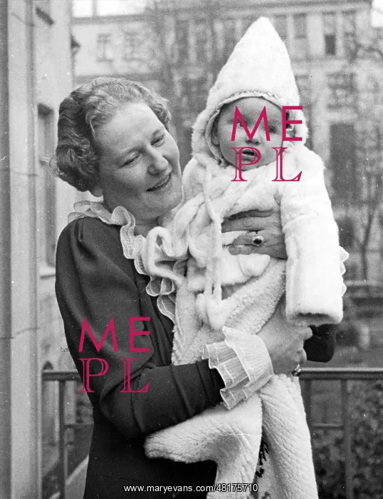 : Emmy Goering with daughter Edda, 1939 : Emmy Goering with daughter Edda, 1939