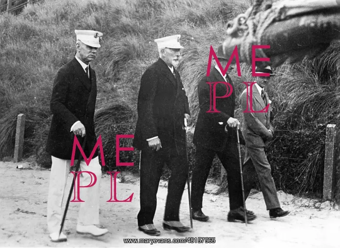 : Emperor Wilhelm II and General Dommes on a walk in an exile : Emperor Wilhelm II and General Dommes on a walk in an exile