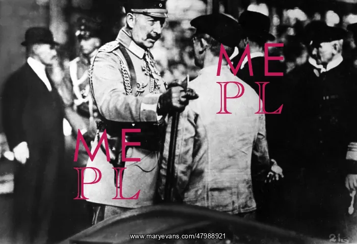 : Emperor Wilhelm II with workers, 1917 : Emperor Wilhelm II with workers, 1917