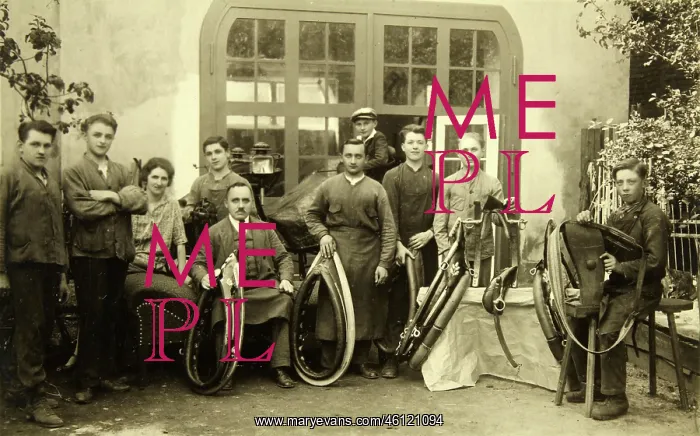 : Employee of an saddlery in Vienna - About : Employee of an saddlery in Vienna - About