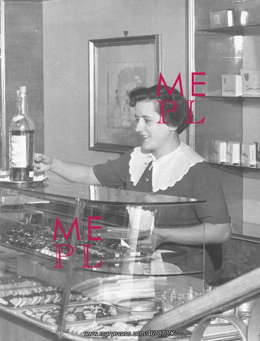 : Employee in a Viennese espresso : Employee in a Viennese espresso